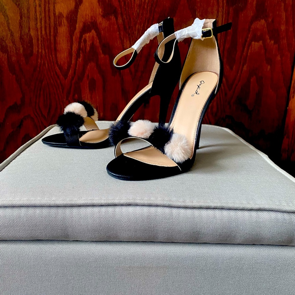 Women’s heel with black and cream poms